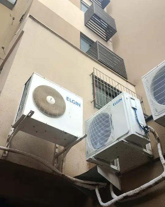 Condensadoras na fachada: Instalação de várias condensadoras em prédio.