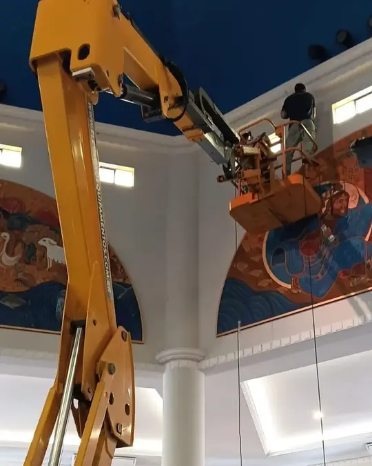 Iluminação em altura: Serviço com plataforma elevatória no teto de uma igreja.