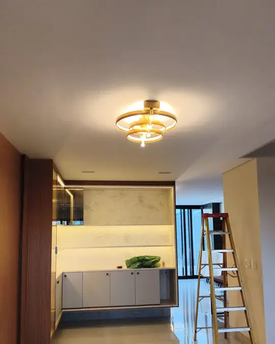 Iluminação residencial: Instalação de lustre e iluminação de ambiente.