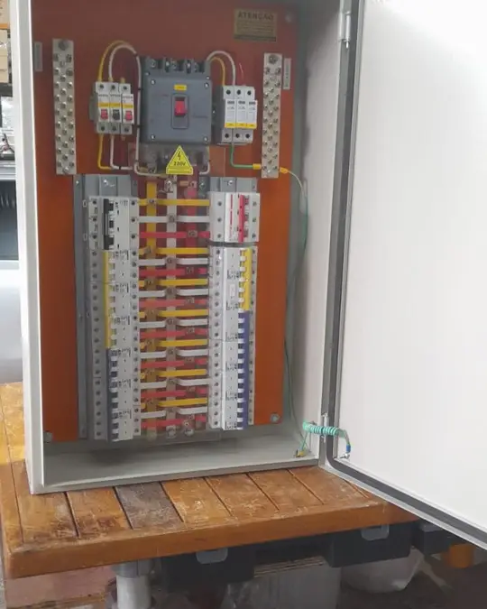 Montagem de quadro: Quadro de distribuição em montagem.