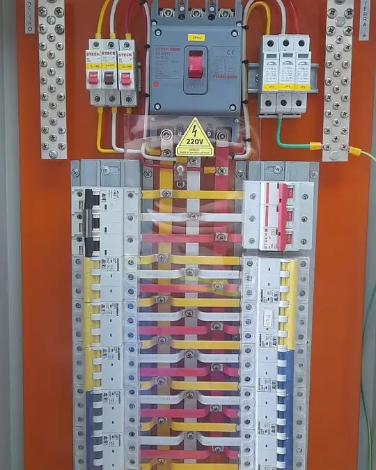 Quadro elétrico montado: Disjuntores e barramentos organizados.