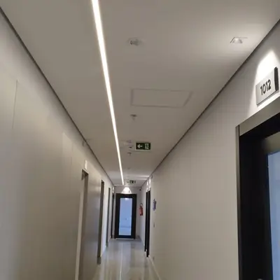 Perfil de LED em corredor — serviço da SV Instalações