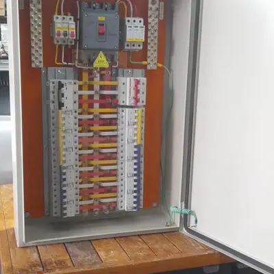 Montagem de quadro — serviço da SV Instalações