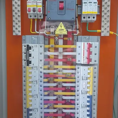 Quadro elétrico montado — serviço da SV Instalações