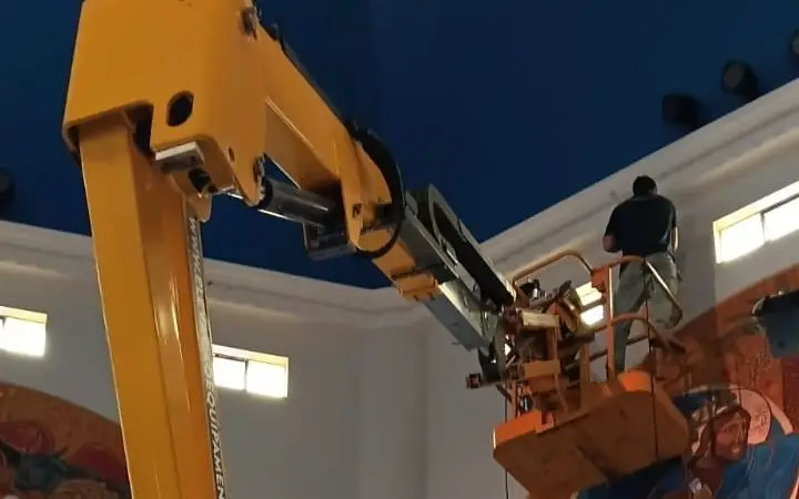 Serviços elétricos da SV Instalações: quadro elétrico montado e iluminação em altura com plataforma elevatória