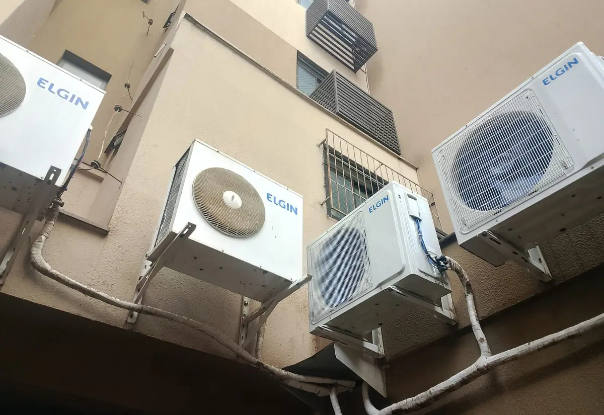 Condensadoras de ar-condicionado instaladas na fachada de um prédio