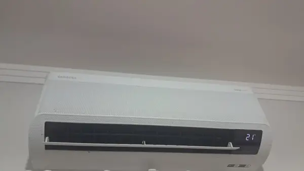 Ar-condicionado split instalado na parede e em funcionamento