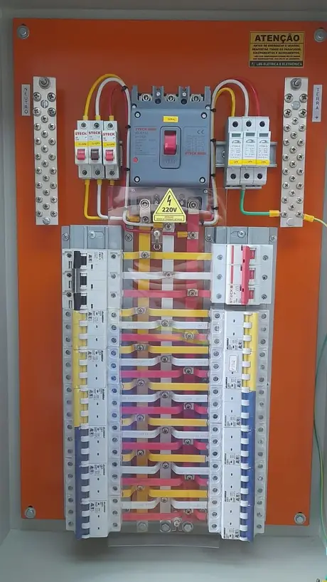 Quadro elétrico montado pela SV Instalações com disjuntores e barramentos organizados