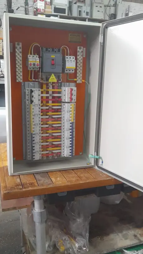 Quadro de distribuição em montagem pela SV Instalações